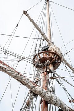 Het kraaiennest in de mast. Harlingen. van Alie Ekkelenkamp