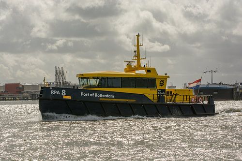 Patrouillevaartuig RPA 8  in de haven Rotterdam