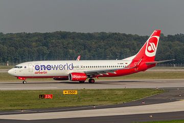 Een Boeing 737-800 van Air Berlin in de One World Livery aan het begin van de startbaan op Flughafen