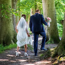 Couple de mariés sous les arbres. sur Ton Tolboom