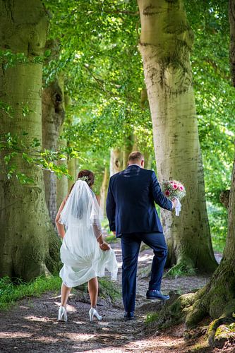 Brautpaar unter den Bäumen.