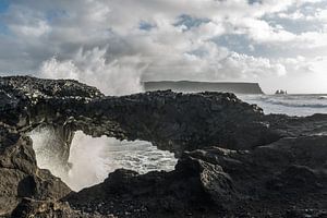 Waves splashing in on Dýrholæy beach von Gerry van Roosmalen