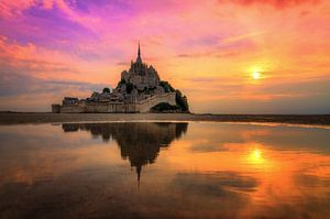 Zonsondergang met reflectie bij Mont Saint-Michel van Dennis van de Water