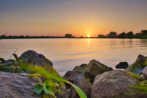 Zonsondergang aan het water van Rick van de Kraats