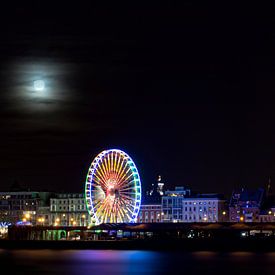 Skyline Anvers en hiver avec une pleine lune sur Ribbi