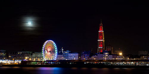 Skyline Anvers en hiver avec une pleine lune