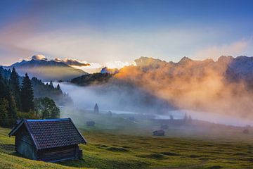 Sonnenaufgang und Morgennebel, Geroldsee, dahinter das Karwendelgebirge, Werdenfelser Land von Walter G. Allgöwer