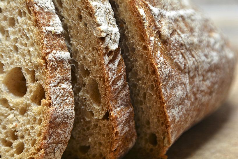 Vers brood op een keukentafel van Heiko Kueverling