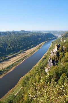 Uitzicht op de rivier de Elbe in het Elbezandsteengebergte van Heiko Kueverling