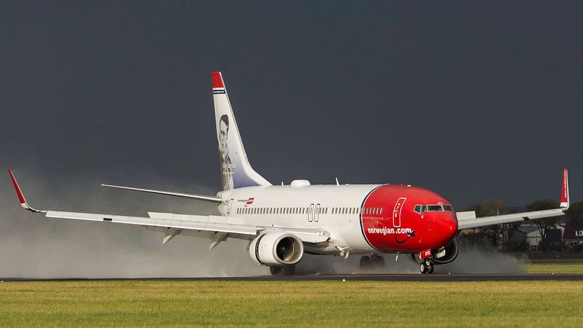 Landing norwegian 737 by Arthur Bruinen