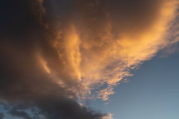Dramatische wolken aan de avondhemel van Adriana Mueller