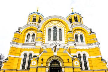 Buitenaanzicht van de gele St Volodymyrs kathedraal in Kiev, Ukraine, Europa van WorldWidePhotoWeb
