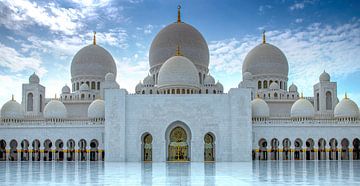 Main entrance of Sheikh Zayed Mosque by Rene Siebring