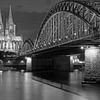 Kölner Dom und Hohenzollernbrücke in schwarz weiß von Martina Weidner