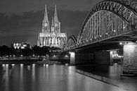 Kölner Dom und Hohenzollernbrücke in schwarz weiß von Martina Weidner Miniaturansicht