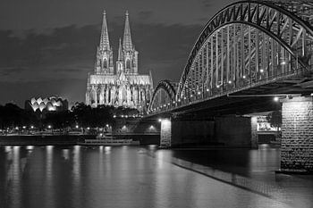Kölner Dom und Hohenzollernbrücke in schwarz weiß