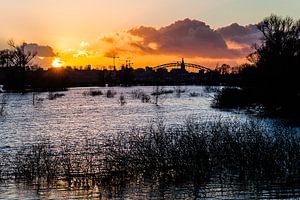 De waalbrug bij hoog water II van Bas Stijntjes