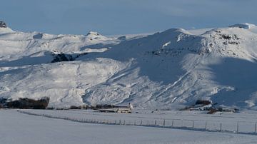 Uitzicht naar  Ásólfsskálakirkja in IJsland van Henry Oude Egberink