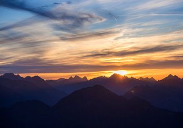Sonnenuntergang in den Alpen von Emile Kaihatu