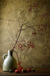 eine Vase mit einem schönen Herbstzweig mit Beeren