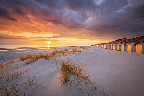 Zonsondergang op het strand van Westerschouwen op Schouwen-Duivenland in Zeeland met duinen op de vo