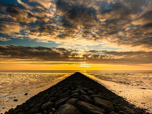 dreigende wolken op de waddenzee