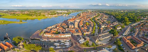 Kampen van boven tijdens een zomerse zonsondergang