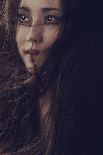 Betoverende Fotografie: Arabische Dame met Wapperende Donkere Lokken - Kracht en Vrijheid in Beeld