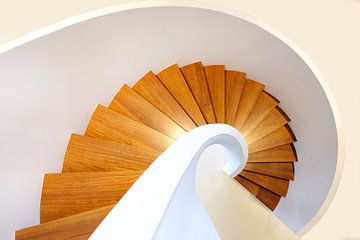 Die schicke Wendeltreppe in einem Büro