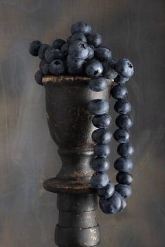 Still life blueberries on a pedestal by Clazien Boot