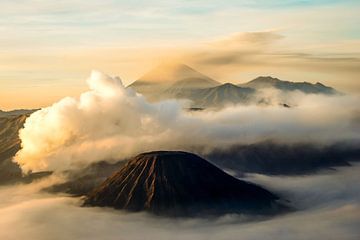 Zonsopgang op de berg Bromo Java Indonesië van Dieter Walther