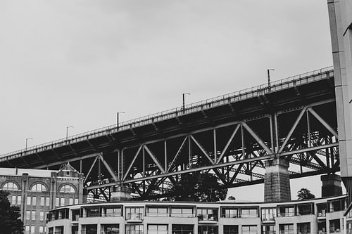 Die Sydney Harbour Bridge von der Seite aus gesehen – Schwarz-Weiß