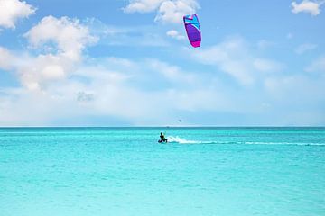 Kite surfing op de caribische zee bij Aruba by Eye on You