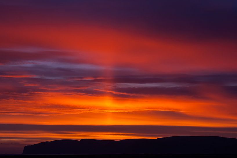 De ultieme zonsondergang boven Latrabjarg van Gerry van Roosmalen