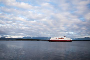 Hurtigruten cruiseschip in Noorwegen van Marcel Alsemgeest