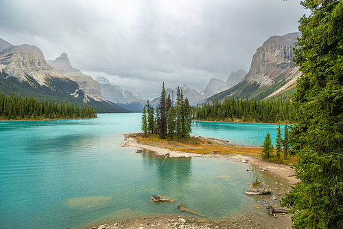 Türkisfarbene Stille in den kanadischen Rocky Mountains
