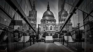 Schwarz-Weiß: Spiegelbilder der St. Paul's Cathedral