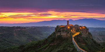 Panorama van een zonsopkomst bij Civita di Bagnoregio