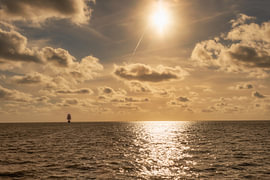 Zonsondergang op de Waddenzee bij Harlingen van John Kreukniet