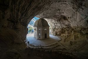Tempio del Valadier, robuste Kapelle in einem Felsen in Italien.