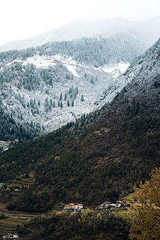 Paysage de montagne dans la neige du Tyrol du Sud