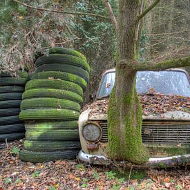 Verlaten auto ergens in het bos van Beyond Time Photography