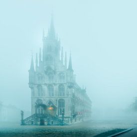 Historisches Rathaus von Gouda im Nebel von Remco-Daniël Gielen Photography