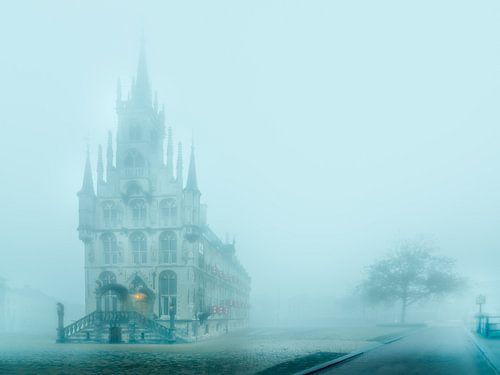 Historische stadhuis van Gouda in de mist van Remco-Daniël Gielen Photography