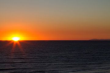 Zonsondergang over zee by Sander Meijering