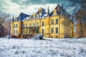 Altes verlassenes Schloss im Schnee