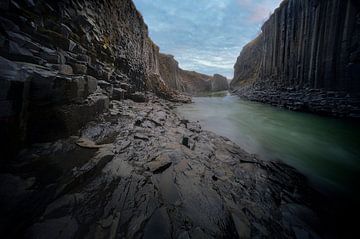 Mooie basalt rotsen in Stuðlagil Canyon van Roy Poots