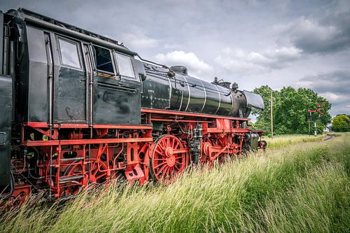 Une locomotive à vapeur circulant dans la campagne