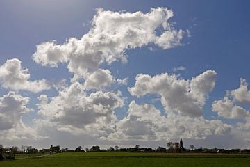 Wolken boven Oosterland op Wieringen van Cora Unk