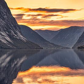 Zonsondergang Fjord in Noorwegen van Coby Bergsma